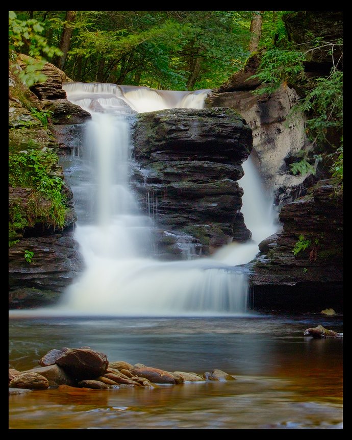 Waterfall cutting through the rocks_20190809-RickettsGlen-0006