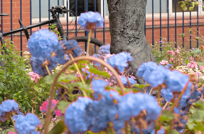 03218-statue-blue-low-chroma