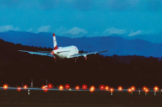 plane_landing_underexposed_cinestill800T