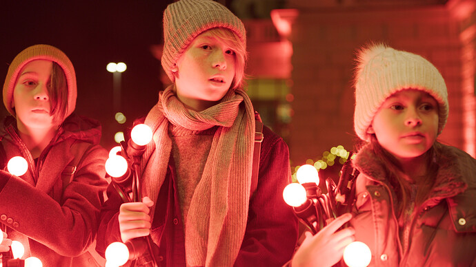 red_xmas_rec709-gc-before-after