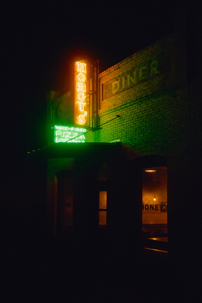 neon_light_pizzeria_thumper_edit