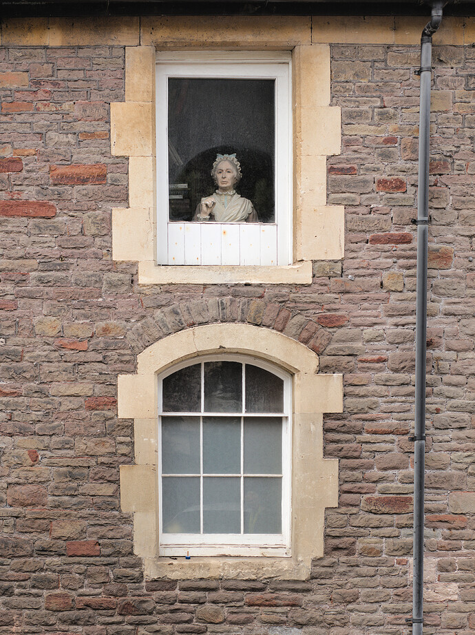03925-woman-statue-bust-window