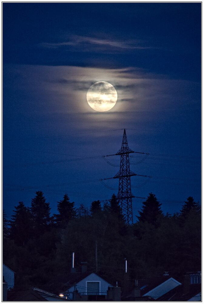 Full moon, some clouds and some noise - Play Raw - discuss