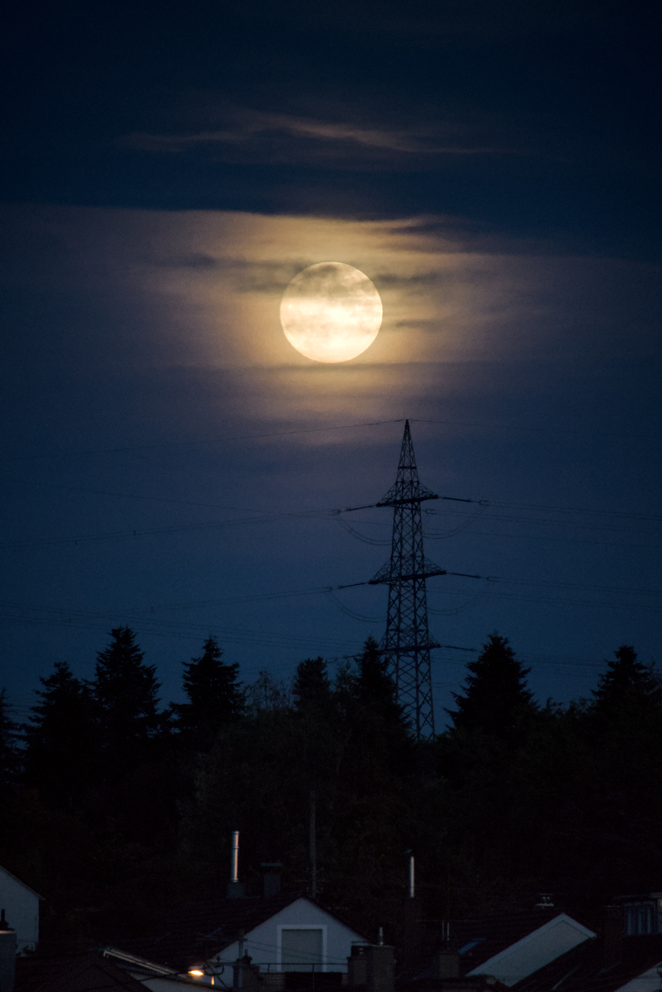 Full moon, some clouds and some noise - Play Raw - discuss